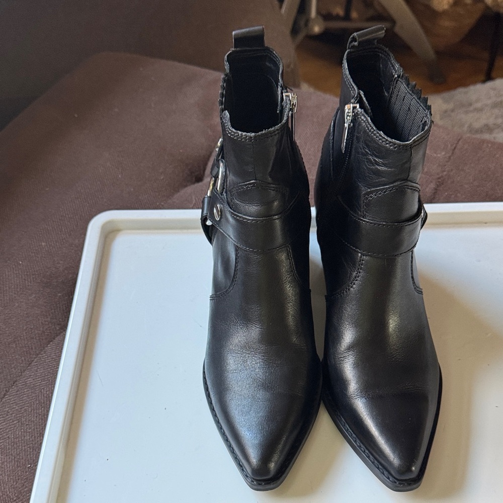 Marc Fisher Sleek Black Ankle Booties 8 1/2 m